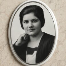 Fotoceramika 6x8 owalna z platynowym paskiem czarno-biała